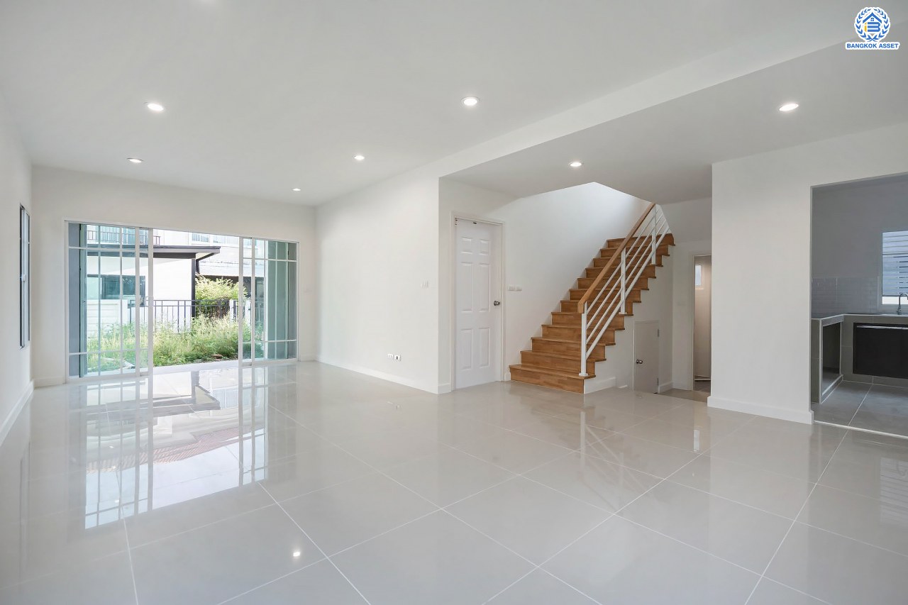 บ้านมือสองตกแต่งใหม่ โครงการ ภัสสร19 วัชรพล-วงแหวน บ้านเดี่ยวหลังมุม เนื้อที่ 58.4 ตร.ว. ฟังก์ชัน 3 ห้องนอน 2 ห้องน้ำ จอดรถได้ 2 คัน บนทำเลเดินทางสะดวก ติดถนนจตุโชติ เชื่อมต่อหลายเส้นทาง ใกล้ทางด่วน "จตุโชติ" และห้างสรรพสินค้าแฟชั่นไอส์แลนด์